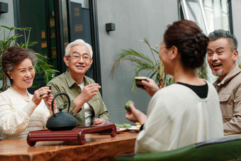 中老年朋友喝茶友谊丈夫高质量镜头