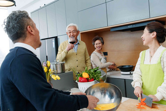 快乐的中老年人在厨房做饭老年男人图片