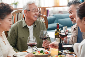 快乐的中老年朋友边吃饭边聊天中国人高端镜头