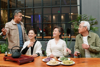 中老年朋友聚餐中老年女人相伴氛围素材