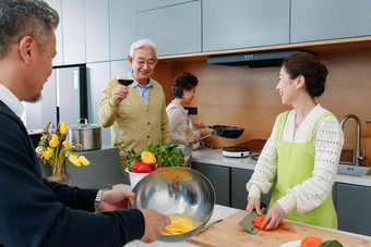 快乐的中老年人在厨房做饭