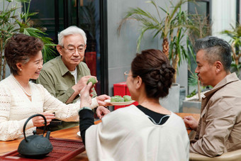 中老年朋友聚餐友谊白发