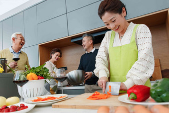 快乐的中老年人在厨房做饭合作氛围素材