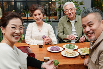 中老年朋友中老年人中年夫妇东亚氛围影相