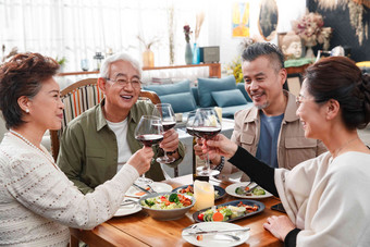 快乐的中老年朋友边吃饭边聊天中年夫妇高质量摄影图