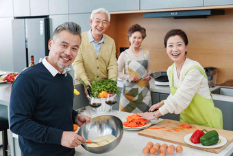 中老年人在厨房做饭合作氛围图片