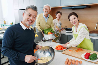 中老年人在厨房做饭四个人高清场景
