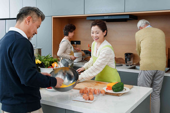 快乐的中老年人在厨房做饭蔬菜高端相片