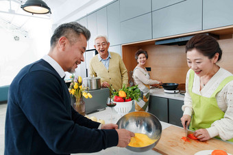 快乐的中老年人在厨房做饭中年夫妇氛围素材