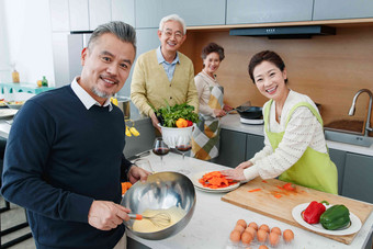 中老年人在厨房做饭烹调高端图片