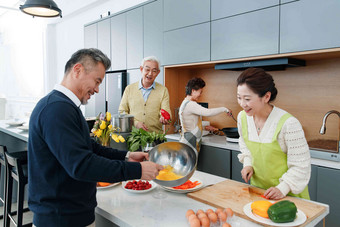 快乐的中老年人在厨房做饭中老年女人高质量摄影图
