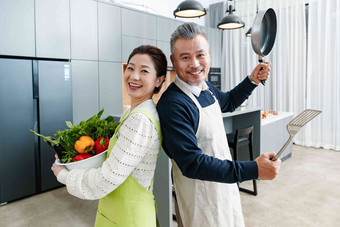 快乐的中老夫妇在厨房做饭厨房写实摄影图