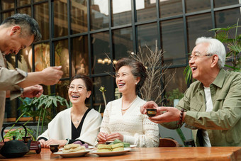 中老年人喝茶聊天老年夫妇氛围拍摄