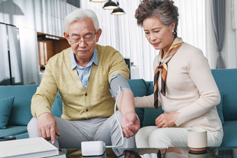 老年夫妇测量血压血压计氛围影相