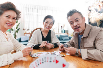 快乐玩扑克牌中年人社交表现积极照片