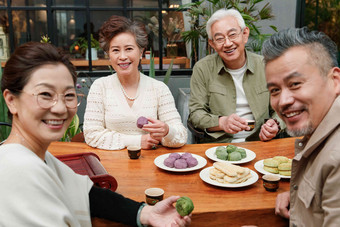 中老年朋友<strong>聚餐</strong>中年夫妇健康食物高端镜头