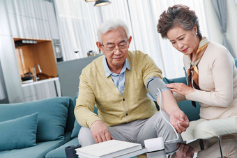 老年夫妇测量血压成年人高质量场景