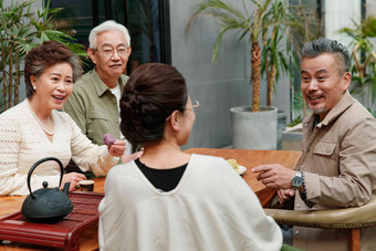 中老年朋友聚会中年女人茶高清拍摄