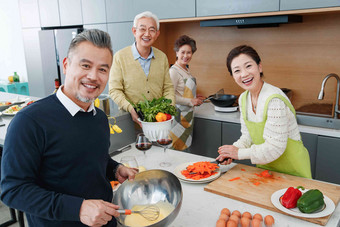 中老年人在厨房做饭亚洲镜头