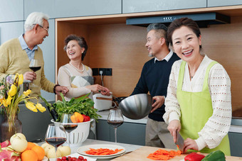 快乐的中老年人在厨房做饭合作氛围镜头