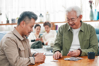 快乐玩<strong>扑克牌</strong>男人中年女人亚洲清晰摄影