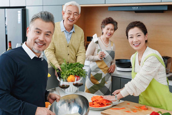 中老年人在厨房做饭中国氛围照片