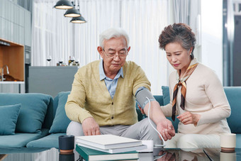 老年夫妇测量血压夫妇清晰素材