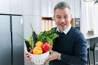 拿着一筐蔬菜的中老年男士食品氛围图片