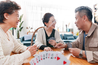 快乐玩<strong>扑克牌</strong>男人老年女人5多岁拍摄