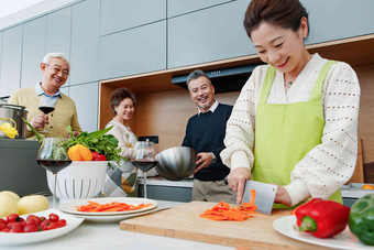 快乐的中老年人在厨房做饭中国人写实摄影