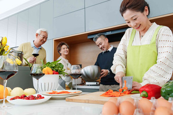 快乐的中老年人在厨房做饭中国高质量摄影