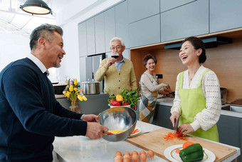 快乐的中老年人在厨房做饭中国人素材