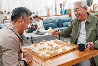 快乐的老年人下象棋中年夫妇清晰拍摄