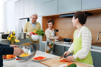 快乐的中老年人在厨房做饭中年女人氛围镜头