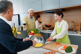 快乐的中老年人在厨房做饭友谊清晰照片