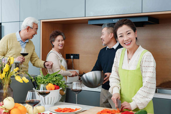 快乐的中老年人在厨房做饭成年人清晰图片