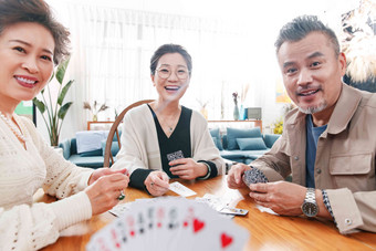 快乐玩扑克牌中老年人中年女人养老院高端镜头