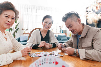 快乐玩扑克牌<strong>女人</strong>打牌享乐写实<strong>摄影</strong>图