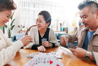 快乐玩扑克牌老年夫妇打牌客厅高清照片