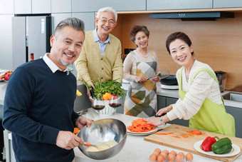 <strong>中老年</strong>人在厨房做饭健康食物氛围场景