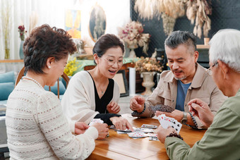 快乐玩<strong>扑克牌</strong>老年夫妇中年女人舒适高清拍摄