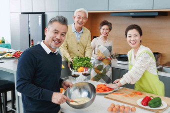 中老年人在厨房做饭老年男人高质量相片