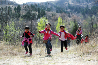 乡村小学生快乐的奔跑风景氛围相片