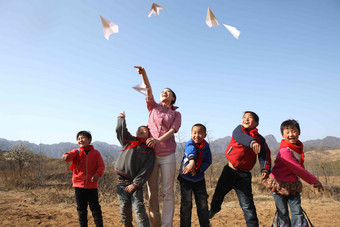 乡村老师和学生放纸飞机欢呼高端素材