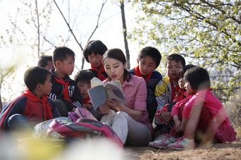 乡村学生学习女孩相伴高端镜头图片