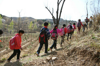 乡村小学生走在山路上