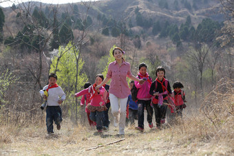 乡村学生自然奔跑白昼照片