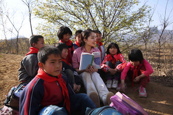 乡村老师给小学生讲课拿着图片