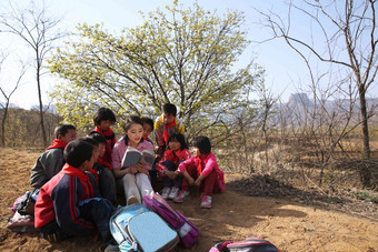 乡村老师给小学生讲课山高质量场景