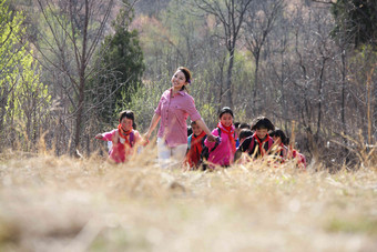 乡村学生女人白昼写实场景